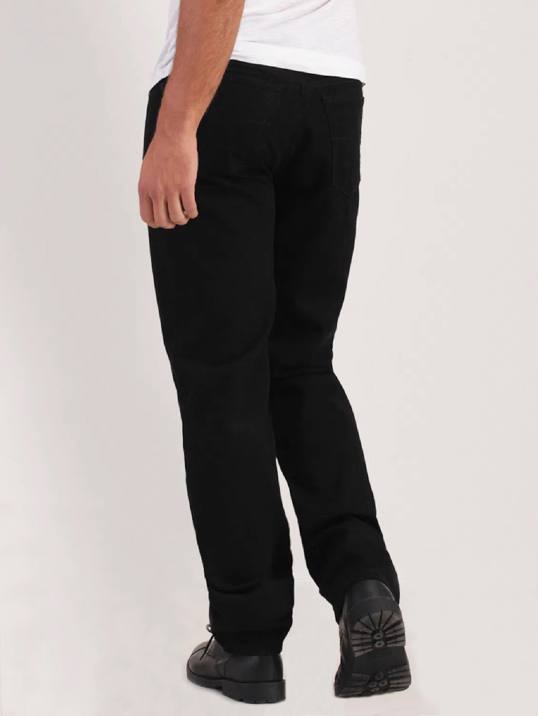 Hombre vistiendo jeans negros de corte recto con camiseta blanca y zapatos negros.