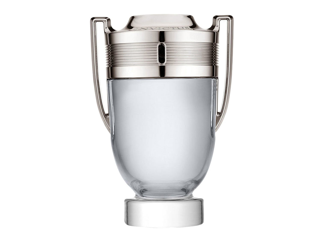 Perfume Paco Rabanne Invictus en botella plateada con forma de trofeo y su caja gris