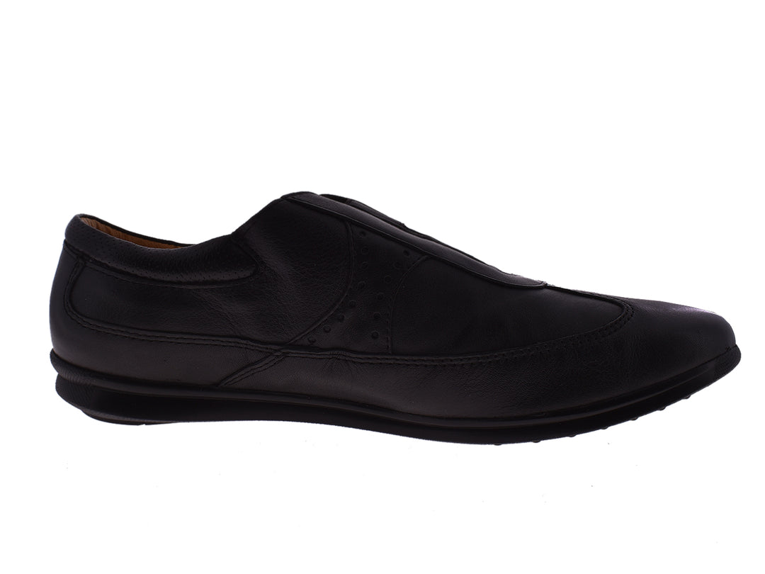 Zapato casual negro de material sintético, diseño slip-on sin agujetas.