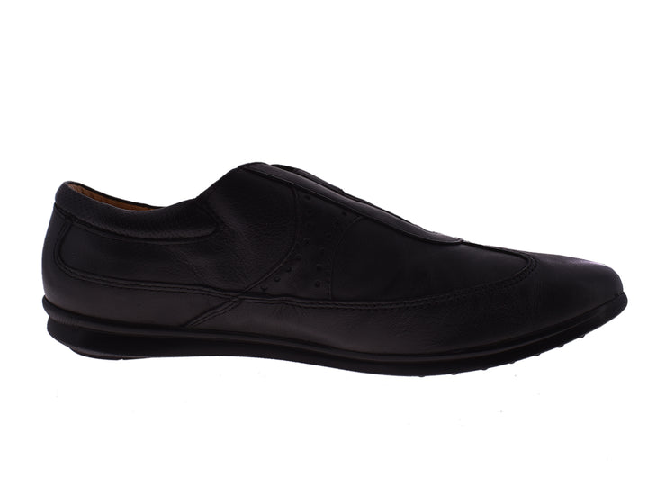Zapato casual negro de material sintético, diseño slip-on sin agujetas.