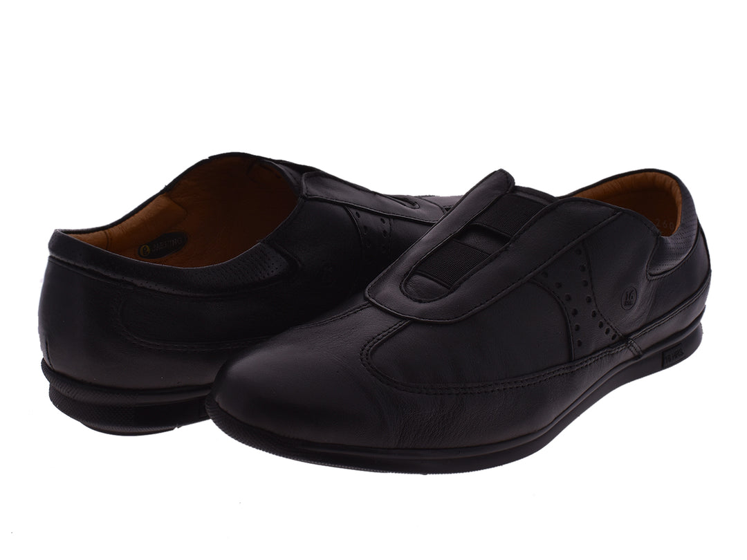 Zapato casual negro de material sintético, diseño slip-on sin agujetas.
