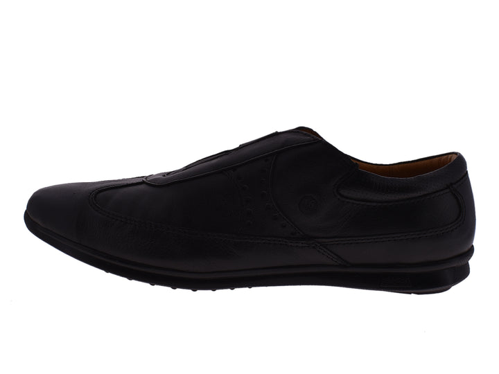 Zapato casual negro de material sintético, diseño slip-on sin agujetas.