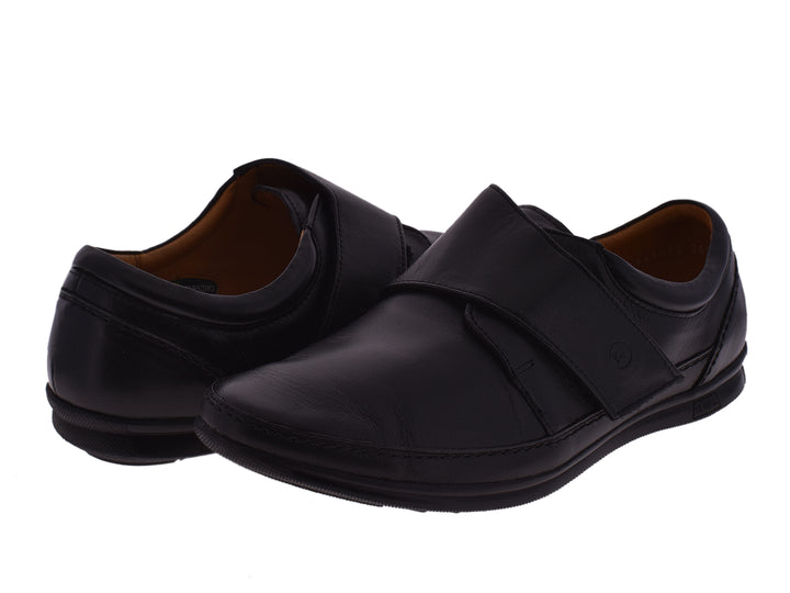 Zapato JARKING modelo 2602 Softy en color negro, estilo slip-on de material sintético con acabado liso.
