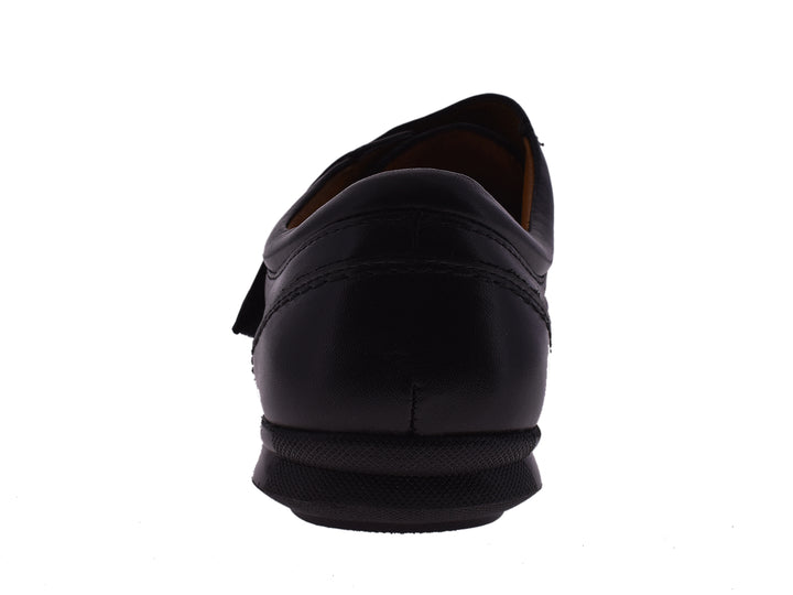 Zapato JARKING modelo 2602 Softy en color negro, estilo slip-on de material sintético con acabado liso.