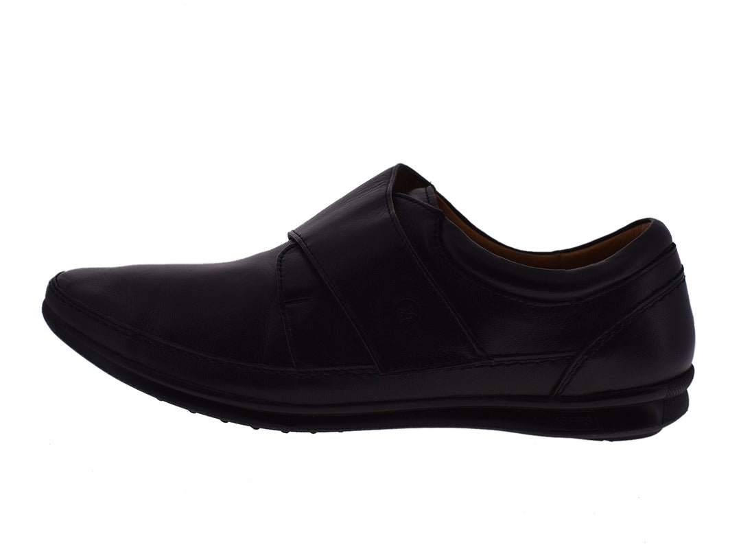Zapato JARKING modelo 2602 Softy en color negro, estilo slip-on de material sintético con acabado liso.
