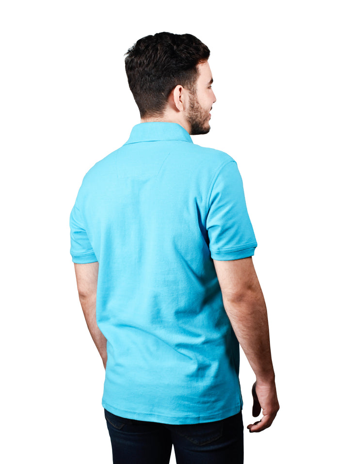 Hombre vistiendo una playera polo de color turquesa con cuello y botones.