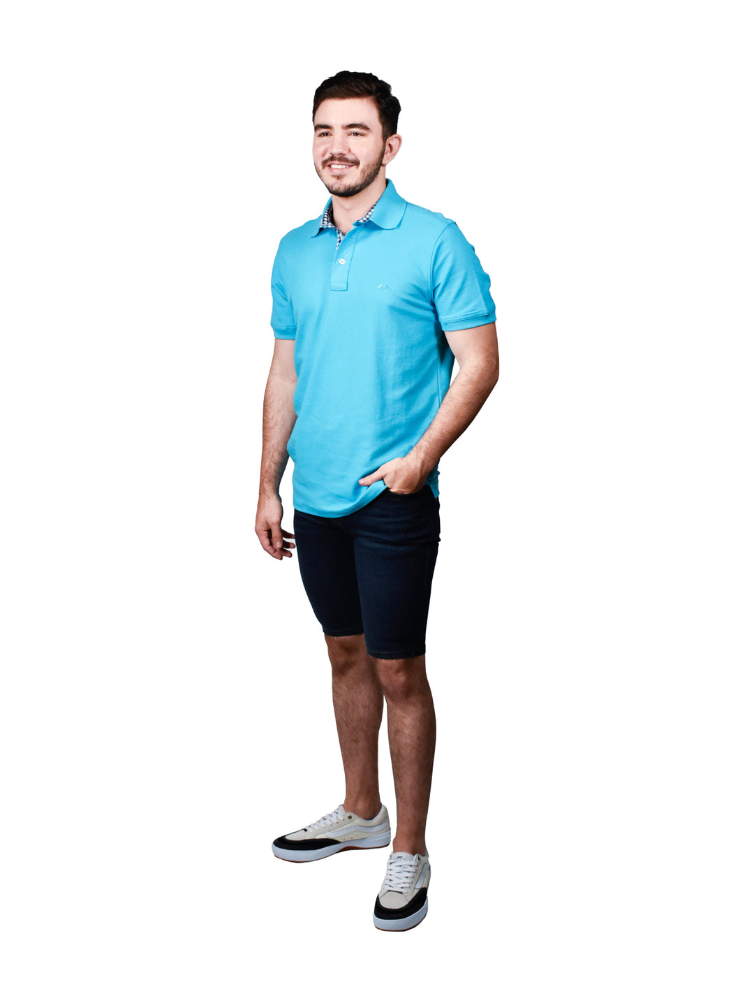 Hombre vistiendo una playera polo de color turquesa con cuello y botones.