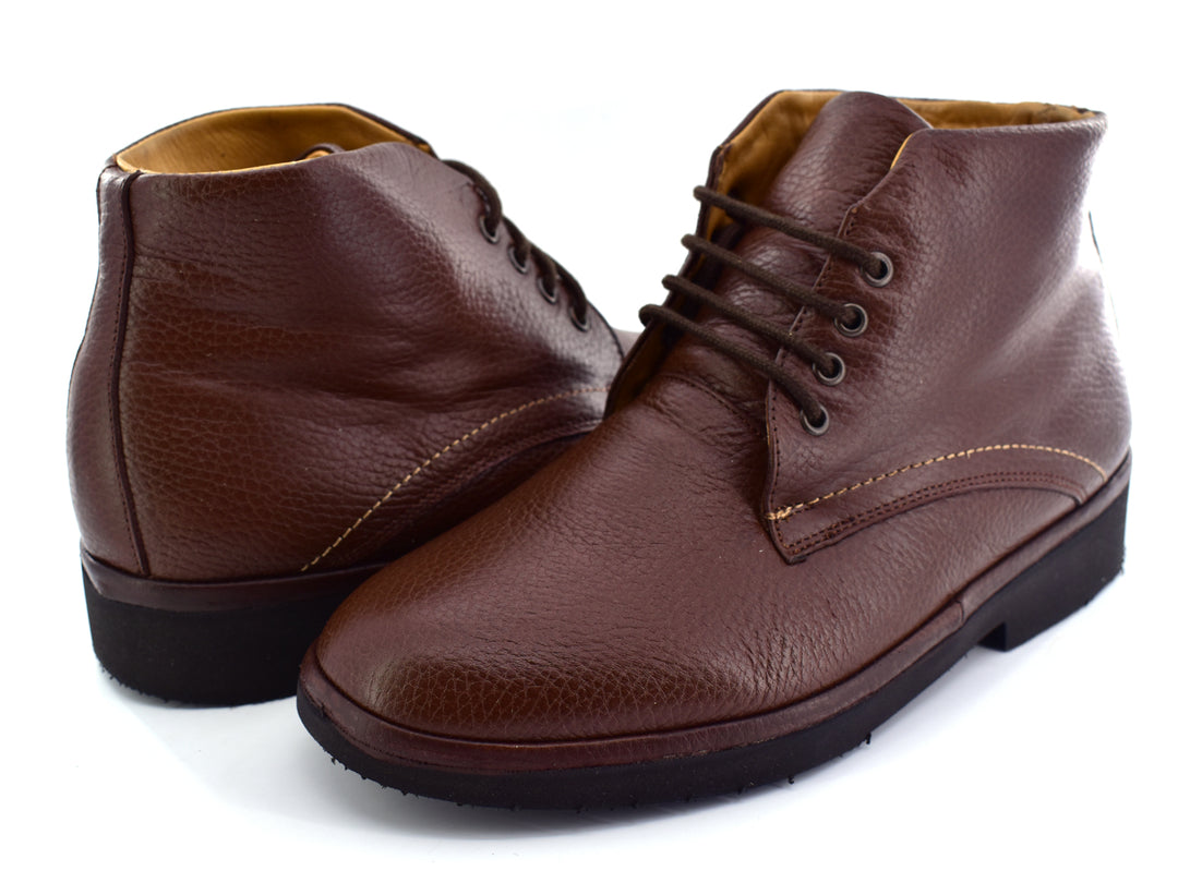 Botines color café con cordones y suela negra.