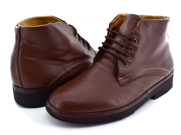 Botines color café con cordones y suela negra.