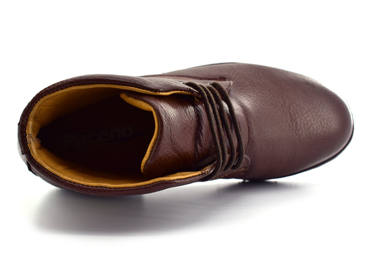 Botines color café con cordones y suela negra.
