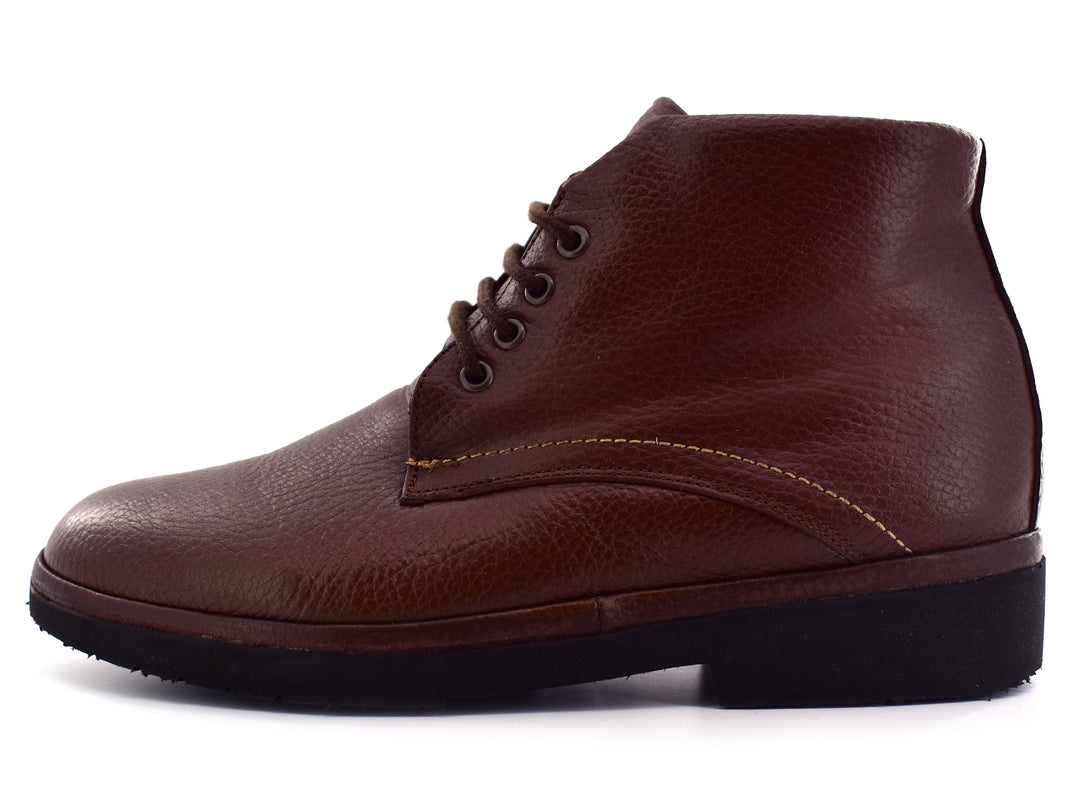 Botines color café con cordones y suela negra.