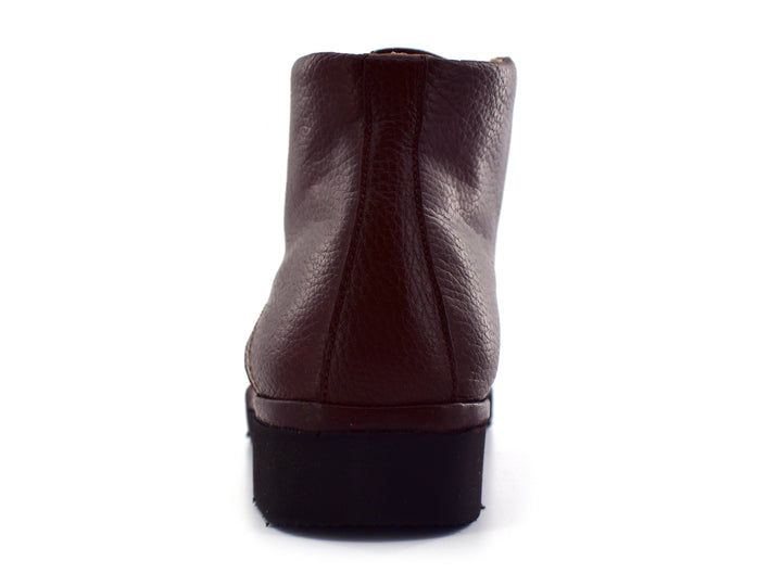 Botines color café con cordones y suela negra.