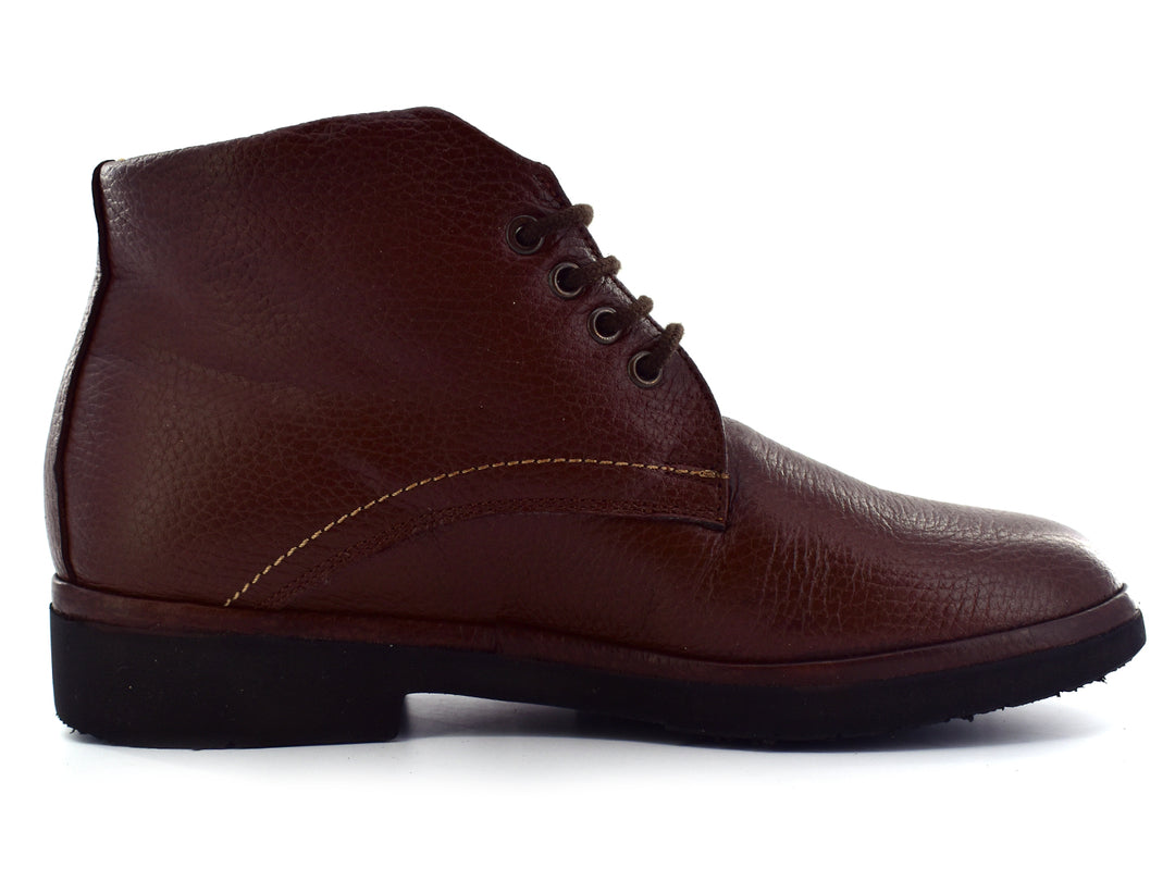 Botines color café con cordones y suela negra.