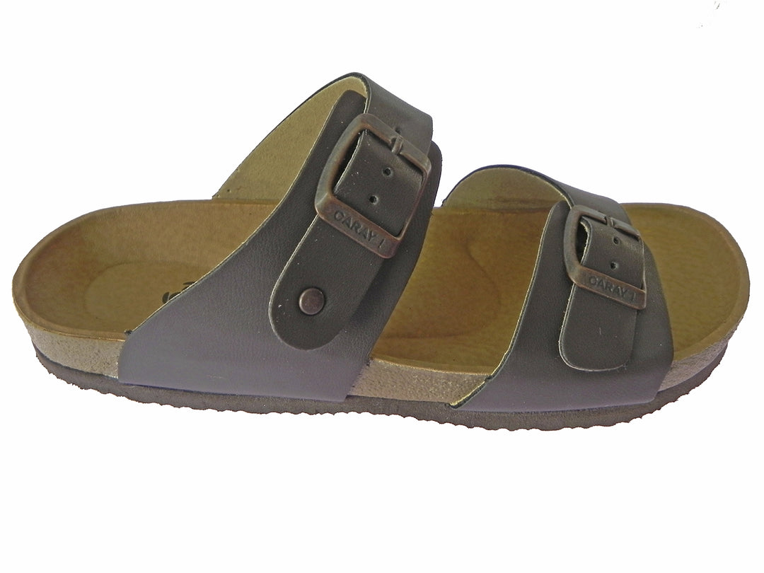 Sandalias color café para mujer con dos correas ajustables y hebillas sobre suela beige.