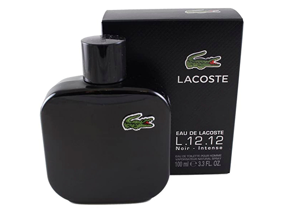 Botella de perfume Lacoste L.12.12 Noir Intense color negro junto a su caja original.