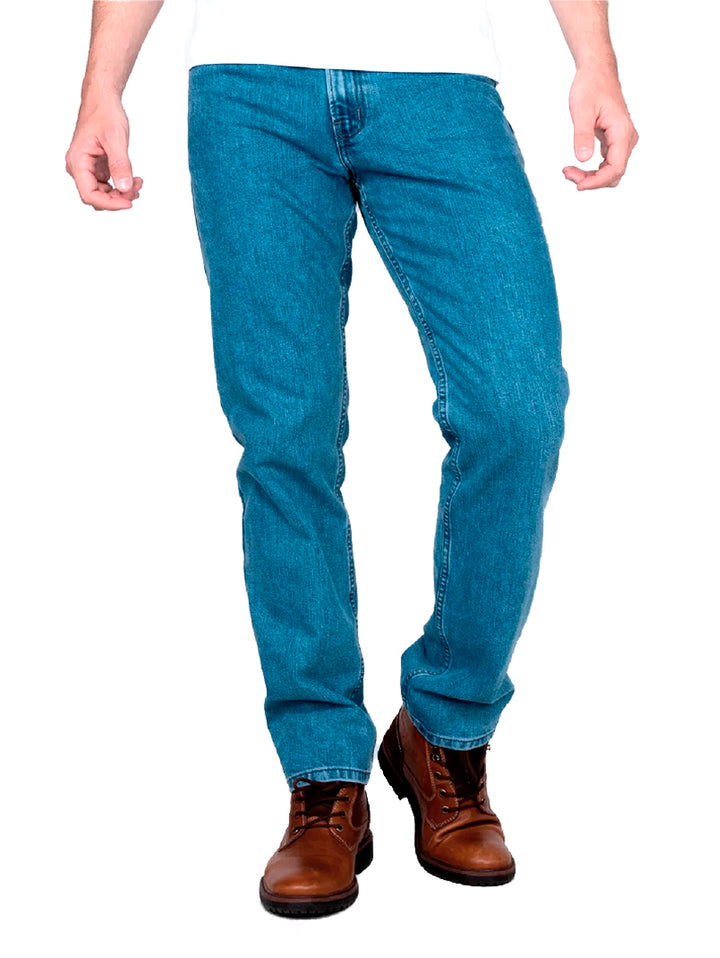 Pantalones jeans color azul claro para Hombre marca OGGI combinados con botas cafés.