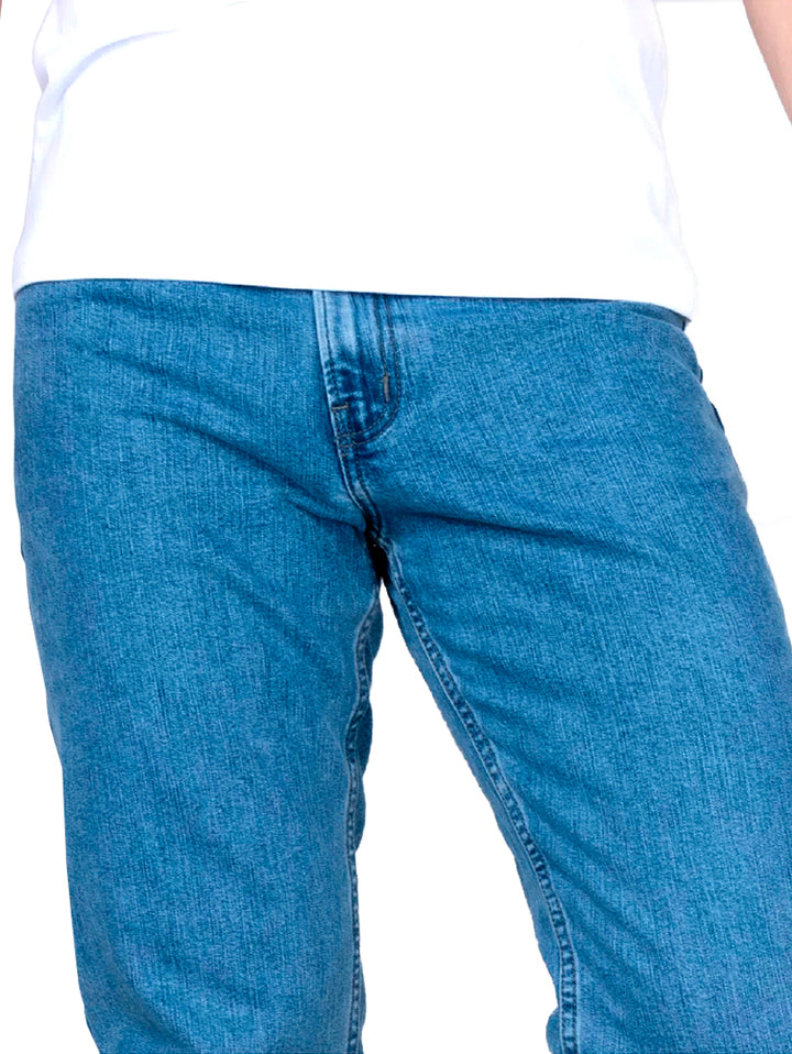 Pantalones jeans color azul claro para Hombre marca OGGI combinados con botas cafés.