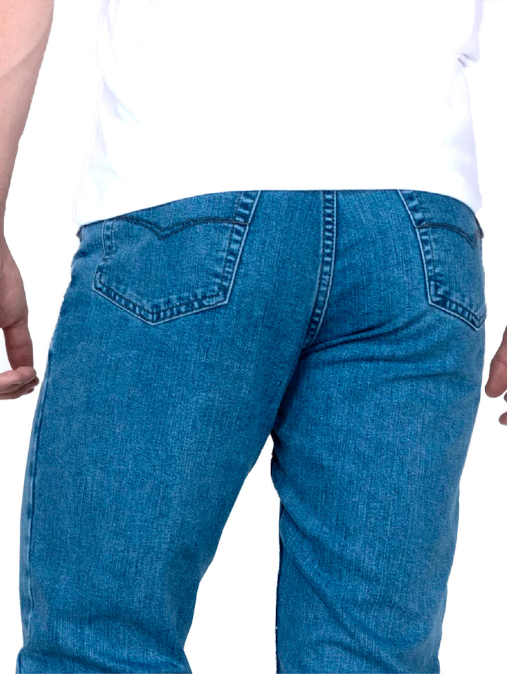 Pantalones jeans color azul claro para Hombre marca OGGI combinados con botas cafés.