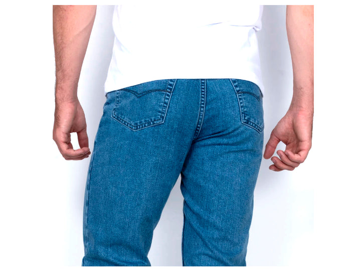 Pantalones jeans color azul claro para Hombre marca OGGI combinados con botas cafés.