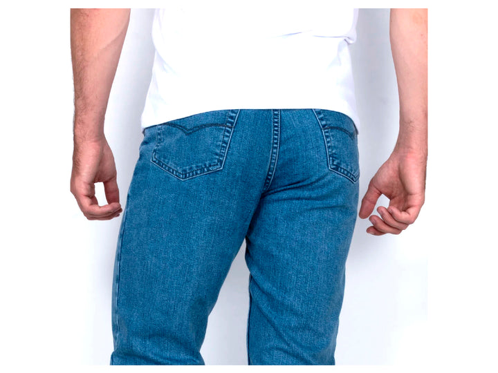 Pantalones jeans color azul claro para Hombre marca OGGI combinados con botas cafés.
