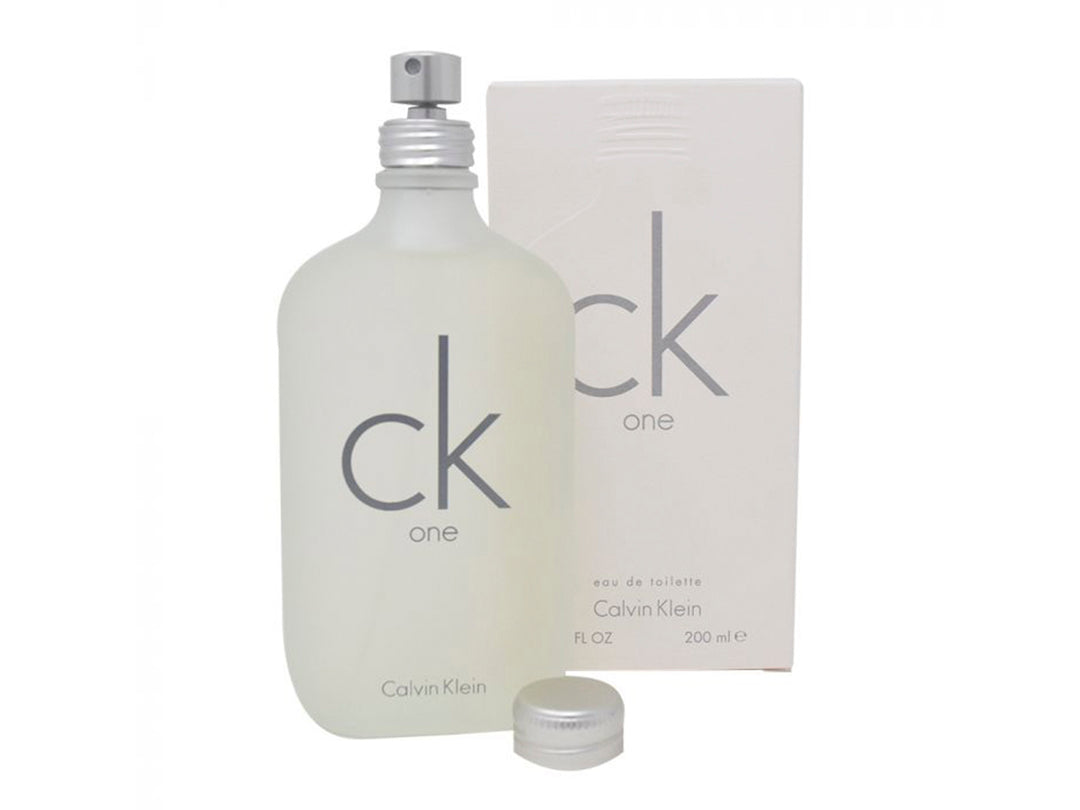 Botella de perfume Calvin Klein CK One con acabado esmerilado y su empaque blanco.