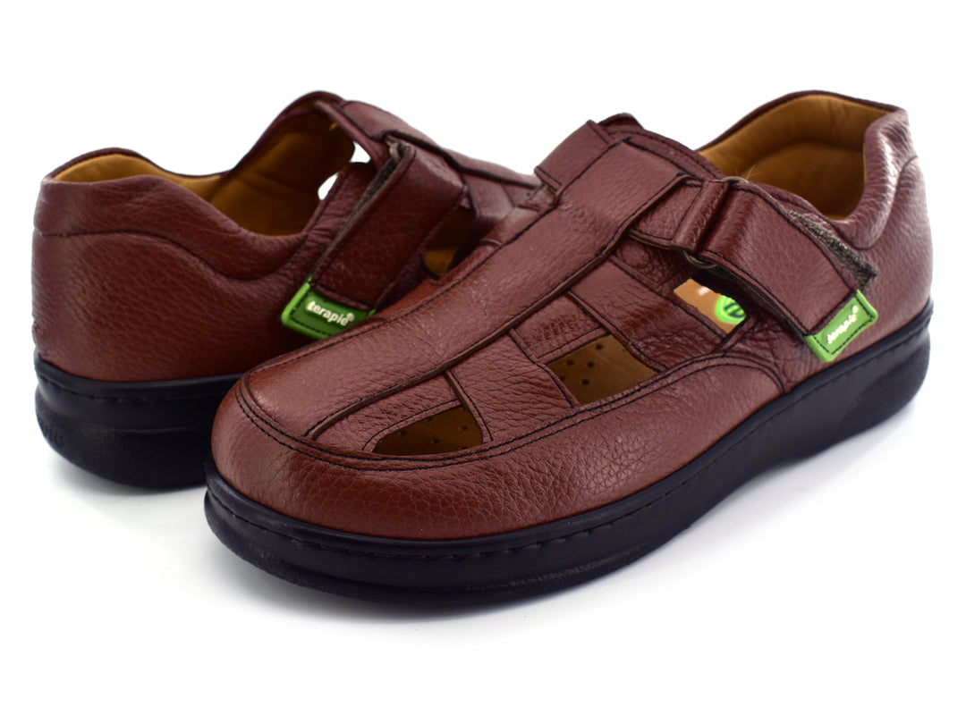 Par de sandalias color tinto con suela negra y cierres de velcro para niño.