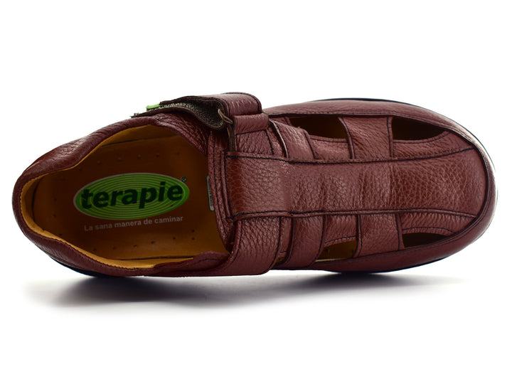 Par de sandalias color tinto con suela negra y cierres de velcro para niño.