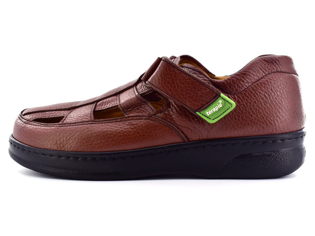 Par de sandalias color tinto con suela negra y cierres de velcro para niño.