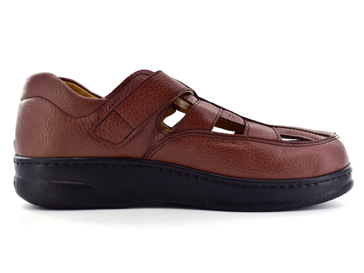Par de sandalias color tinto con suela negra y cierres de velcro para niño.