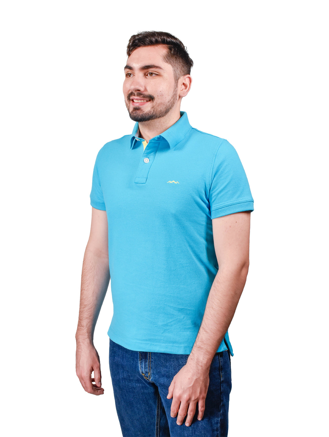 Hombre vistiendo una playera polo color turquesa de manga corta con cuello y botones.