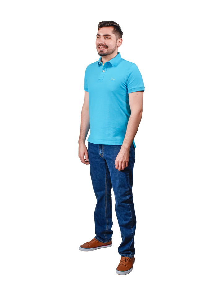 Hombre vistiendo una playera polo color turquesa de manga corta con cuello y botones.