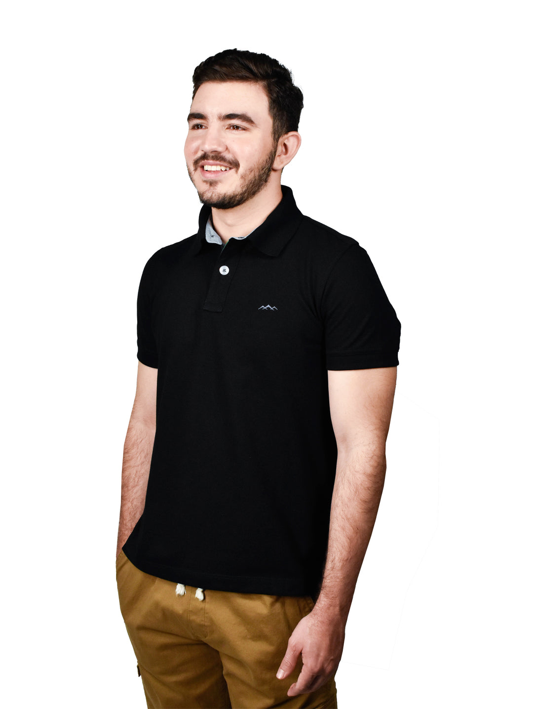 Hombre vistiendo una playera polo color negro de manga corta con cuello y botones.