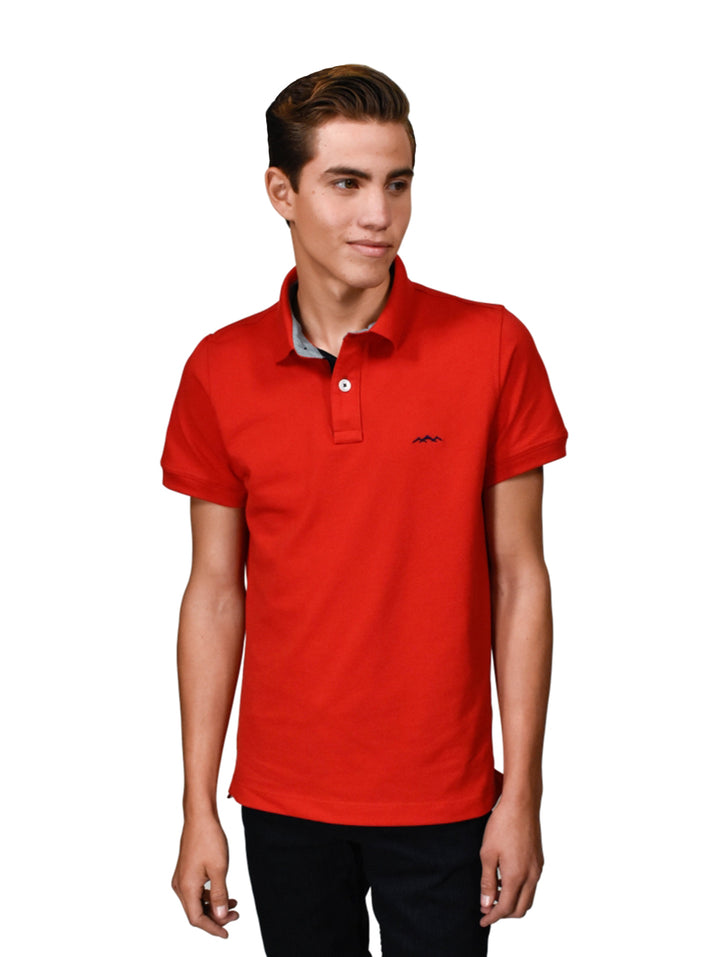 Hombre vistiendo una playera polo de color rojo con cuello y botones.