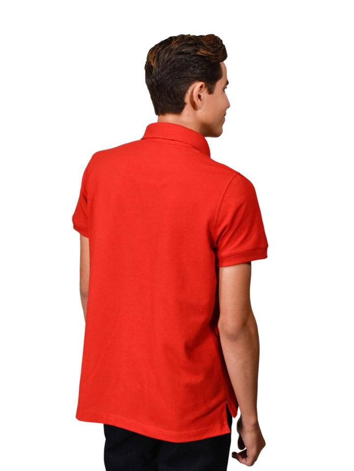 Hombre vistiendo una playera polo de color rojo con cuello y botones.