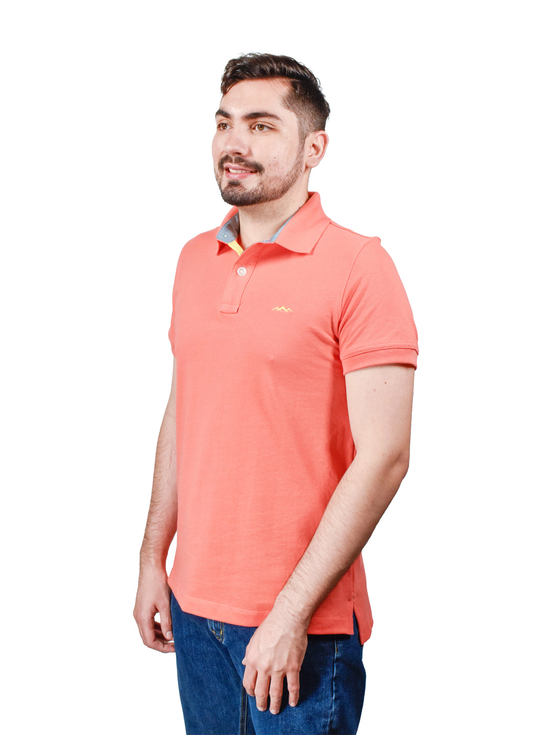 Hombre vistiendo una playera polo color coral de manga corta con cuello.