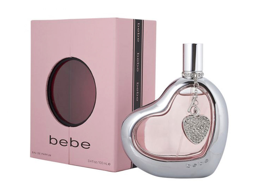 Perfume Bebe para mujer con botella en forma de corazón plateada y caja rosa.