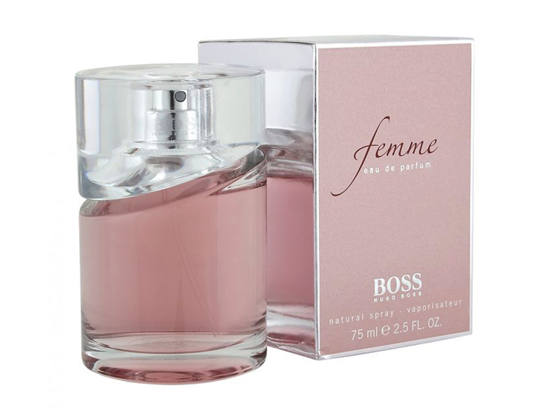 Perfume Hugo Boss Femme en botella de vidrio rosa y caja rectangular a juego sobre fondo blanco.