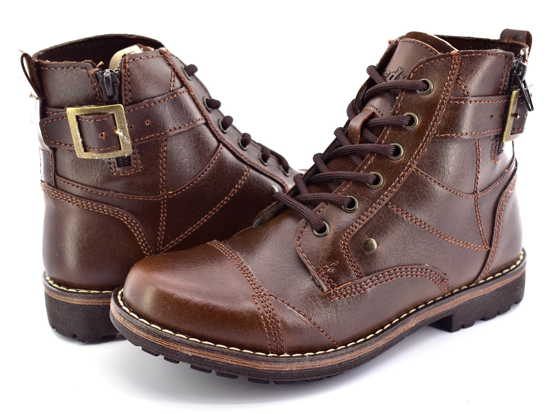 Par de botas color chocolate para hombre con cordones y detalle de hebilla lateral.
