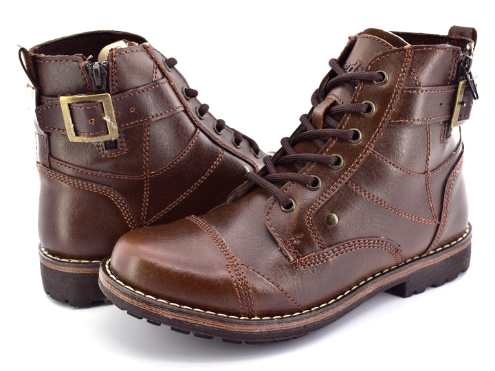 Par de botas color chocolate para hombre con cordones y detalle de hebilla lateral.