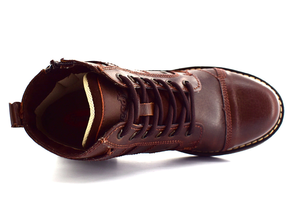 Par de botas color chocolate para hombre con cordones y detalle de hebilla lateral.