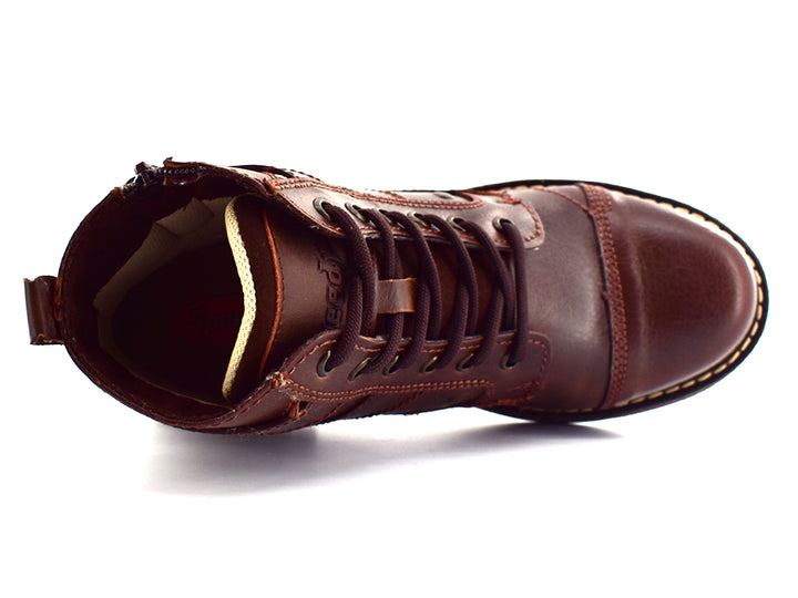Par de botas color chocolate para hombre con cordones y detalle de hebilla lateral.