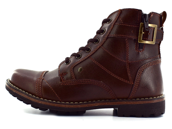 Par de botas color chocolate para hombre con cordones y detalle de hebilla lateral.