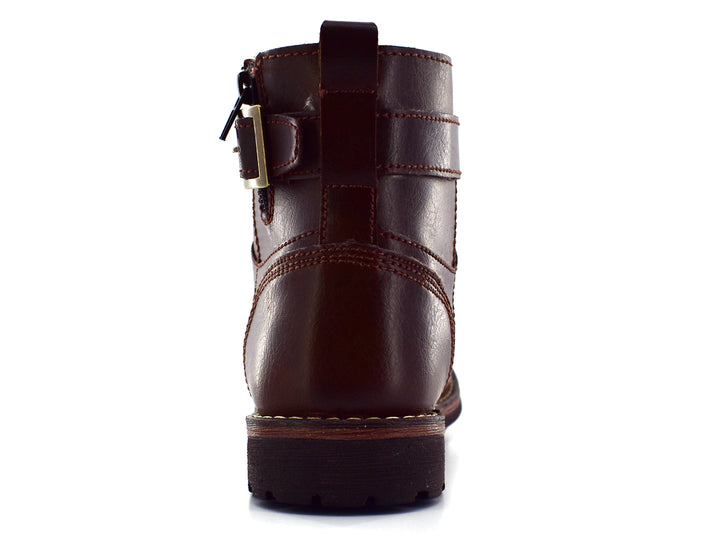 Par de botas color chocolate para hombre con cordones y detalle de hebilla lateral.