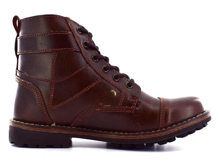 Par de botas color chocolate para hombre con cordones y detalle de hebilla lateral.