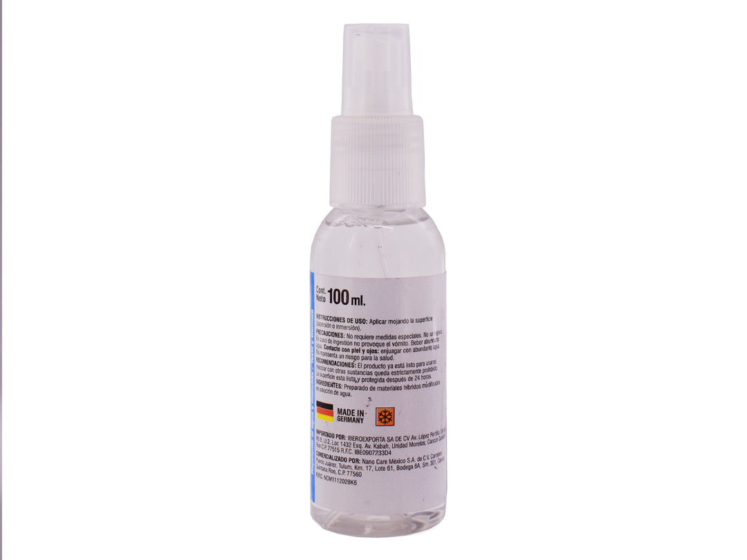 Botella de spray blanca de repelente textil NanoX150 de 100ml con etiqueta en tonos azules y blancos.
