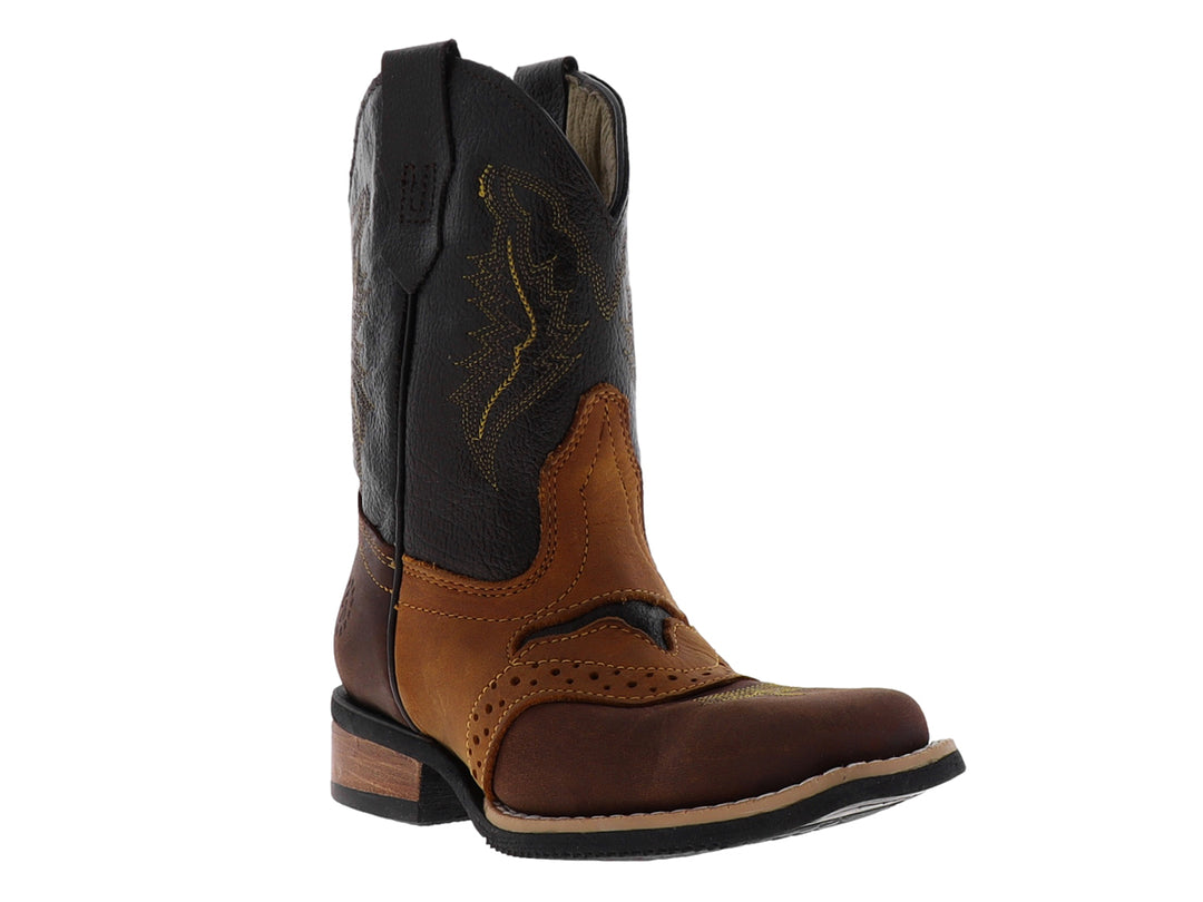 Bota vaquera de cuero en tonos marrón y miel con costuras decorativas y suela negra.