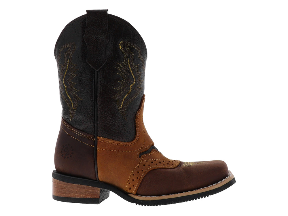 Bota vaquera de cuero en tonos marrón y miel con costuras decorativas y suela negra.