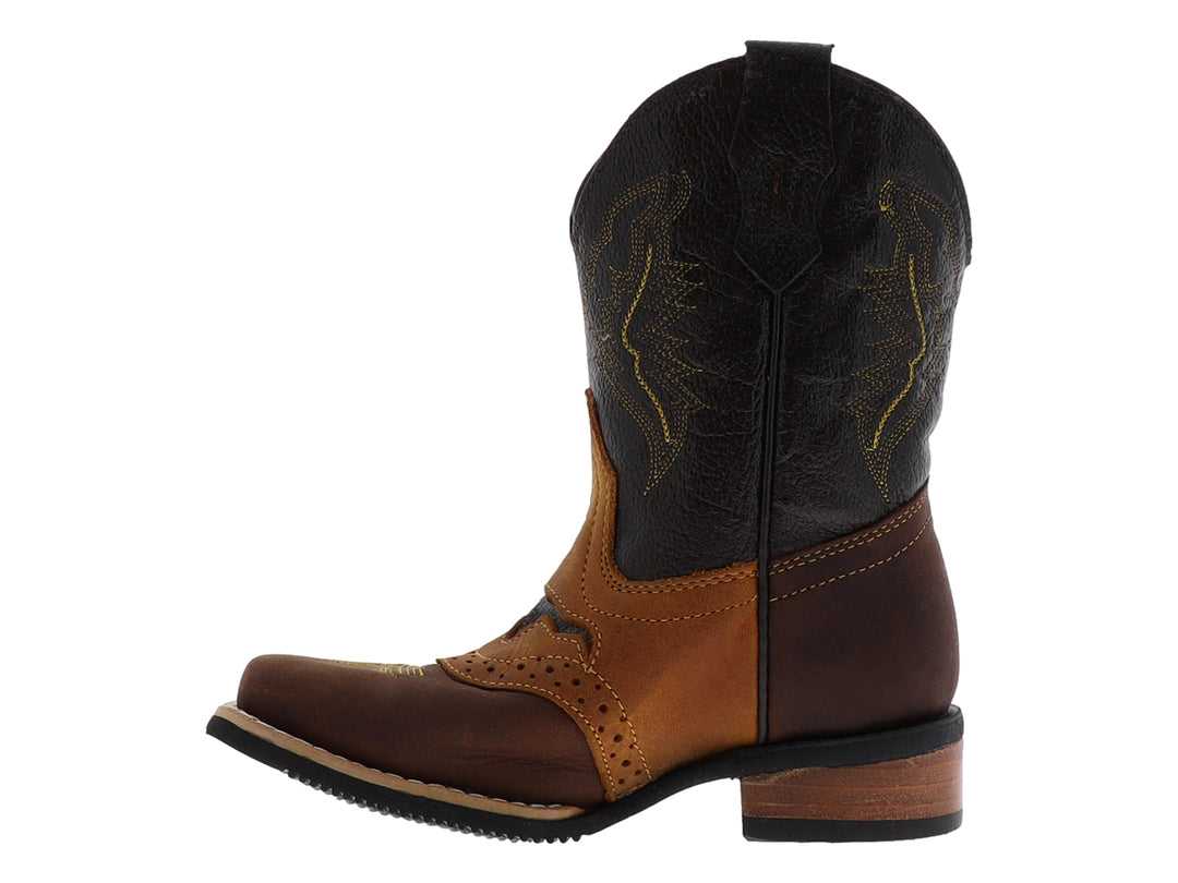 Bota vaquera de cuero en tonos marrón y miel con costuras decorativas y suela negra.
