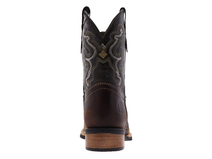 Bota vaquera para niño en color marrón con detalles bordados en la caña y textura de cuero.