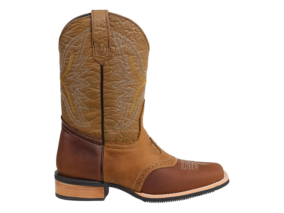 Bota vaquera para niño en colores café y arena con bordados decorativos y suela negra.
